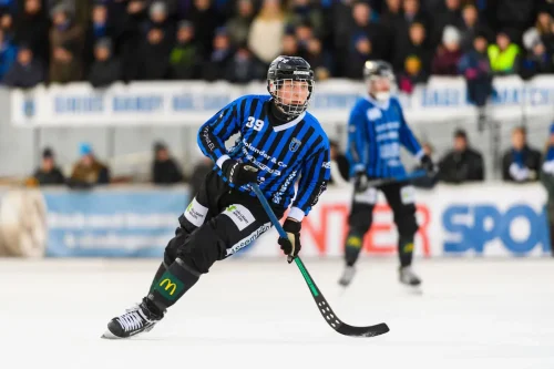 Föreningen IK Sirius herrbandylag spelar match