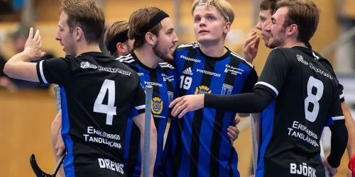 IK Sirius herrinnebandylag tillsammans under en match
